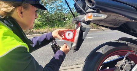 Pilotażowa akcja policji w Słupsku. Badają kąt nachylenia tablic