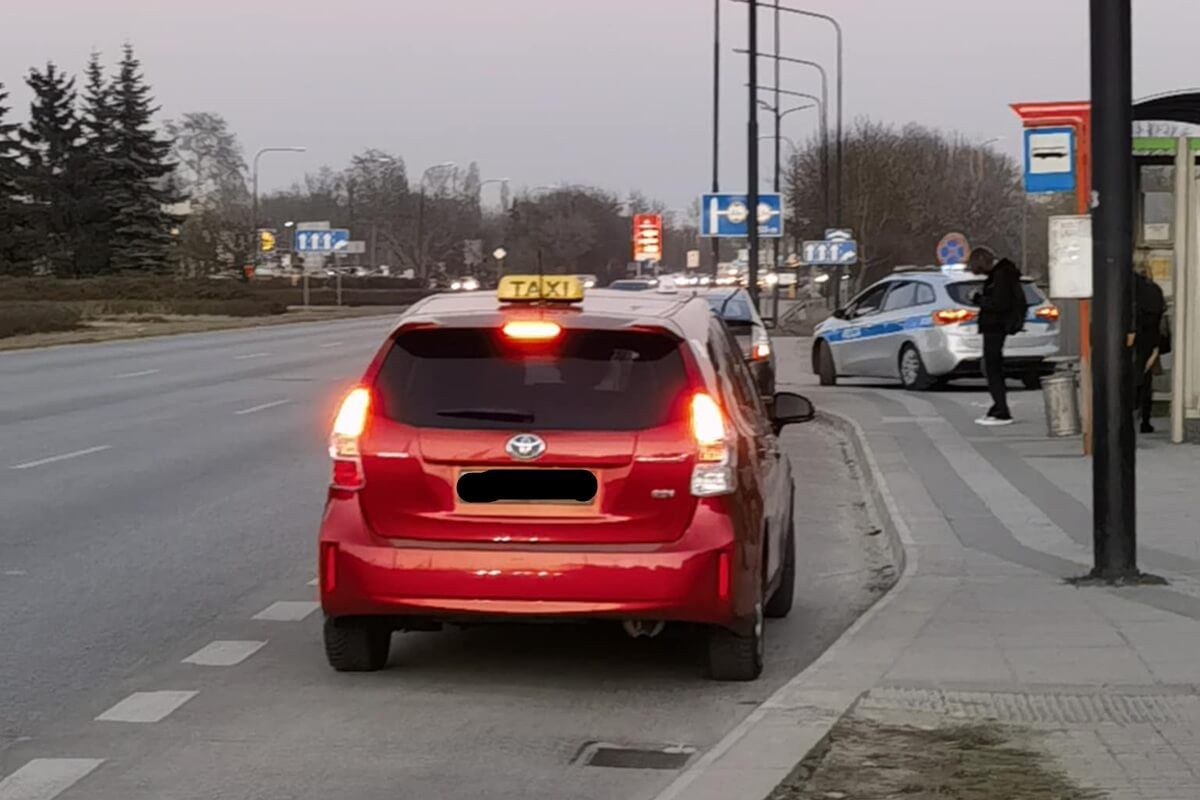 Policyjna kontrola kierowcy świadczącego usługi przewozu osób na aplikacje