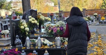 Śrem: Wierni od rana porządkowali groby, a wieczorem spotkali się na modlitwie