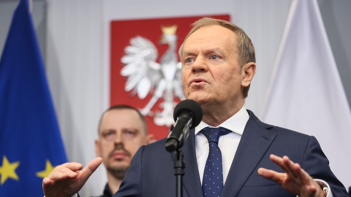 Warszawa, 04.02.2025. Premier Donald Tusk podczas konferencji prasowej w siedzibie Komendy Głównej Policji w Warszawie, 4 bm. Premier i szef MSWiA przedstawili propozycje zmian w systemie świadczeń mieszkaniowych dla funkcjonariuszy. (jm) PAP/Leszek Szymański