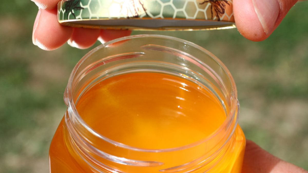 Otwartych słoików z miodem lepiej nie trzymać na blacie w kuchni