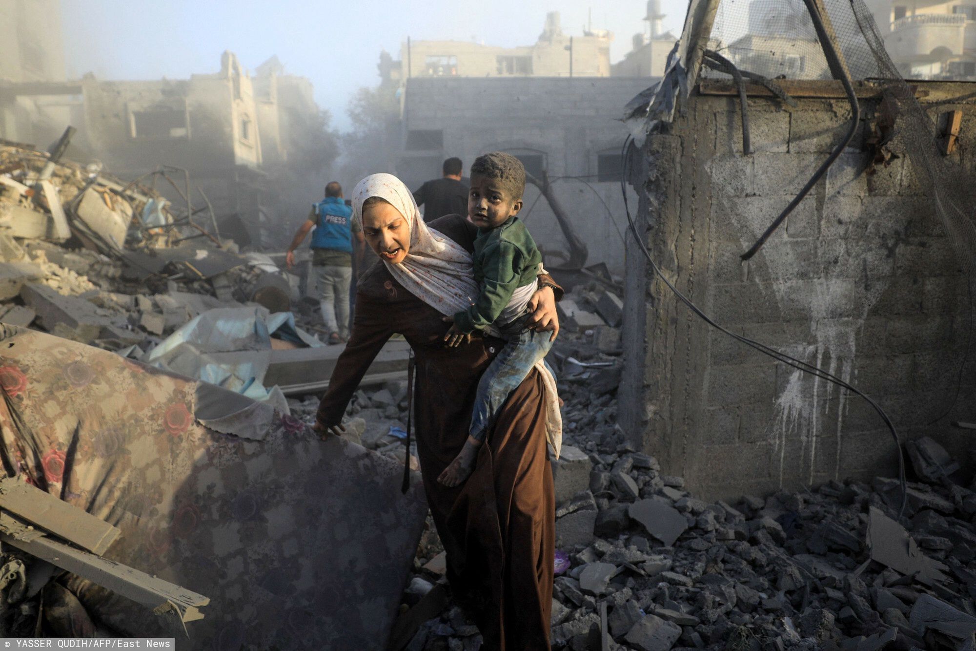 Wojna izraelsko-palesty?ska
People flee following Israeli air strikes on a neighbourhood in the al-Maghazi refugee camp in the central Gaza Strip on November 6, 2023, amid ongoing battles between Israel and the Palestinian Hamas movement. Thousands of civilians, both Palestinians and Israelis, have died since October 7, 2023, after Palestinian Hamas militants based in the Gaza Strip entered southern Israel in an unprecedented attack triggering a war declared by Israel on Hamas with retaliatory bombings on Gaza. (Photo by Yasser QUDIH / AFP)
YASSER QUDIH