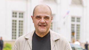 Niewielu wie, kim jest jego kuzyn. To znany satyryk