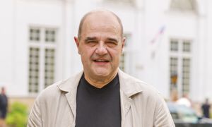 Niewielu wie, kim jest jego kuzyn. To znany satyryk