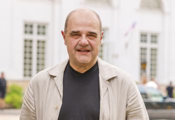 Niewielu wie, kim jest jego kuzyn. To znany satyryk