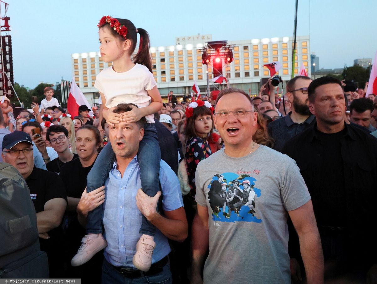 rocznica powstania warszawskiego, powstanie warszawskie, Andrzej Duda Koncert powstańczych piosenek. Wśród publiczności śpiewał Andrzej Duda