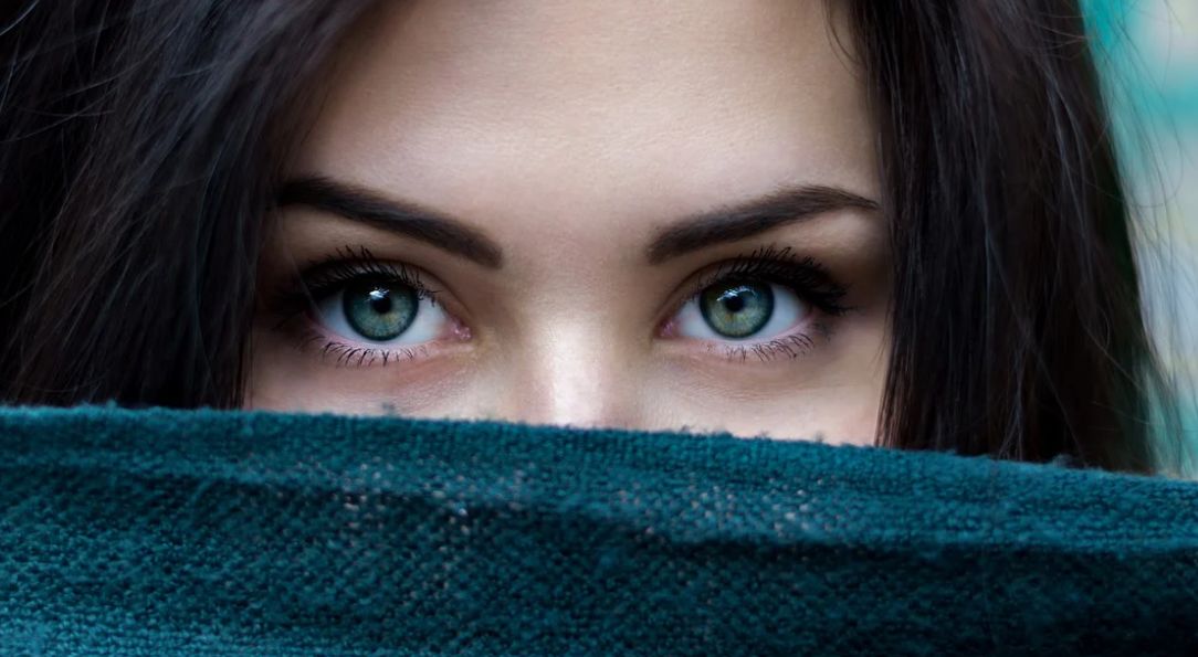 Kształt brwi - regulacja, jak dopasować brwi do kształtu twarzy, idealny kolor brwi, czego unikać