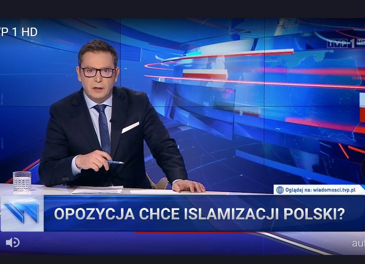 Michał Adamczyk prowadzi wieczorne "Wiadomości' w TVP1