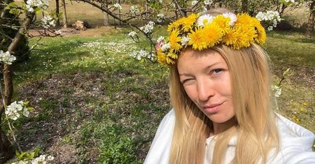 Barbara Kurdej-Szatan w zjawiskowej sukience z bambusa. Podkreśliła ciążowy brzuszek