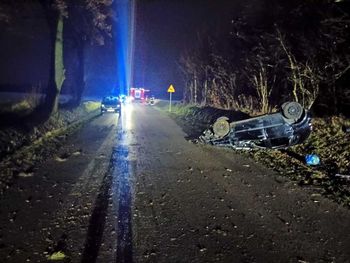18-latka dachowała volkswagenem. Dziewczyna chciała ominąć leżące na jezdni zwłoki kota