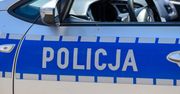 W gminie Kamieńsk peugeot skręcał w lewo, ciężarówka musiała zahamować. Ładunek znalazł się na drodze