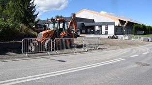 Gorlice: Lodowisko szykuje się na nowy sezon. Trwa budowa parkingu dla klientów ulubionej zimowej atrakcji