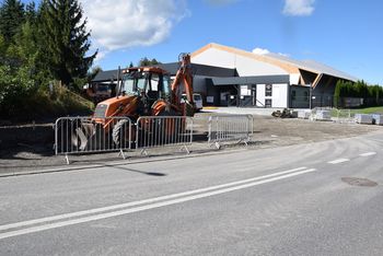 Gorlice: Lodowisko szykuje się na nowy sezon. Trwa budowa parkingu dla klientów ulubionej zimowej atrakcji