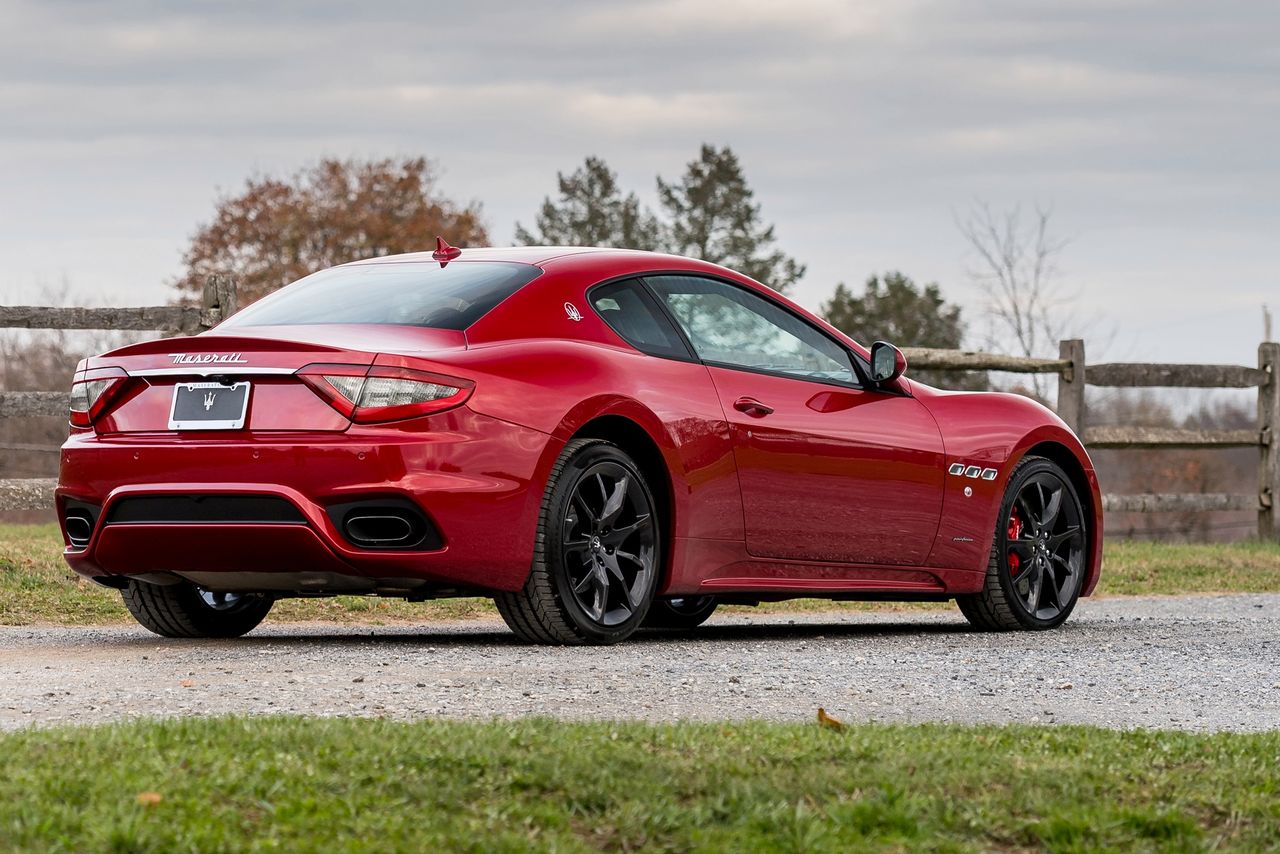 A oto odpowiedź. Pod tym wysublimowanym kształtem ukrywa się piękne, ale jakże "oklepane" w bogatym towarzystwie Maserati GranTurismo. Samochód, który potrafi zrobić większe wrażenie niż Ferrari, ale ma już swoje lata. Tymczasem totalnie odjechany i oryginalny, pochodzący z Mediolanu Touring Superleggera Sciadipersia wszędzie zwróci na siebie uwagę.