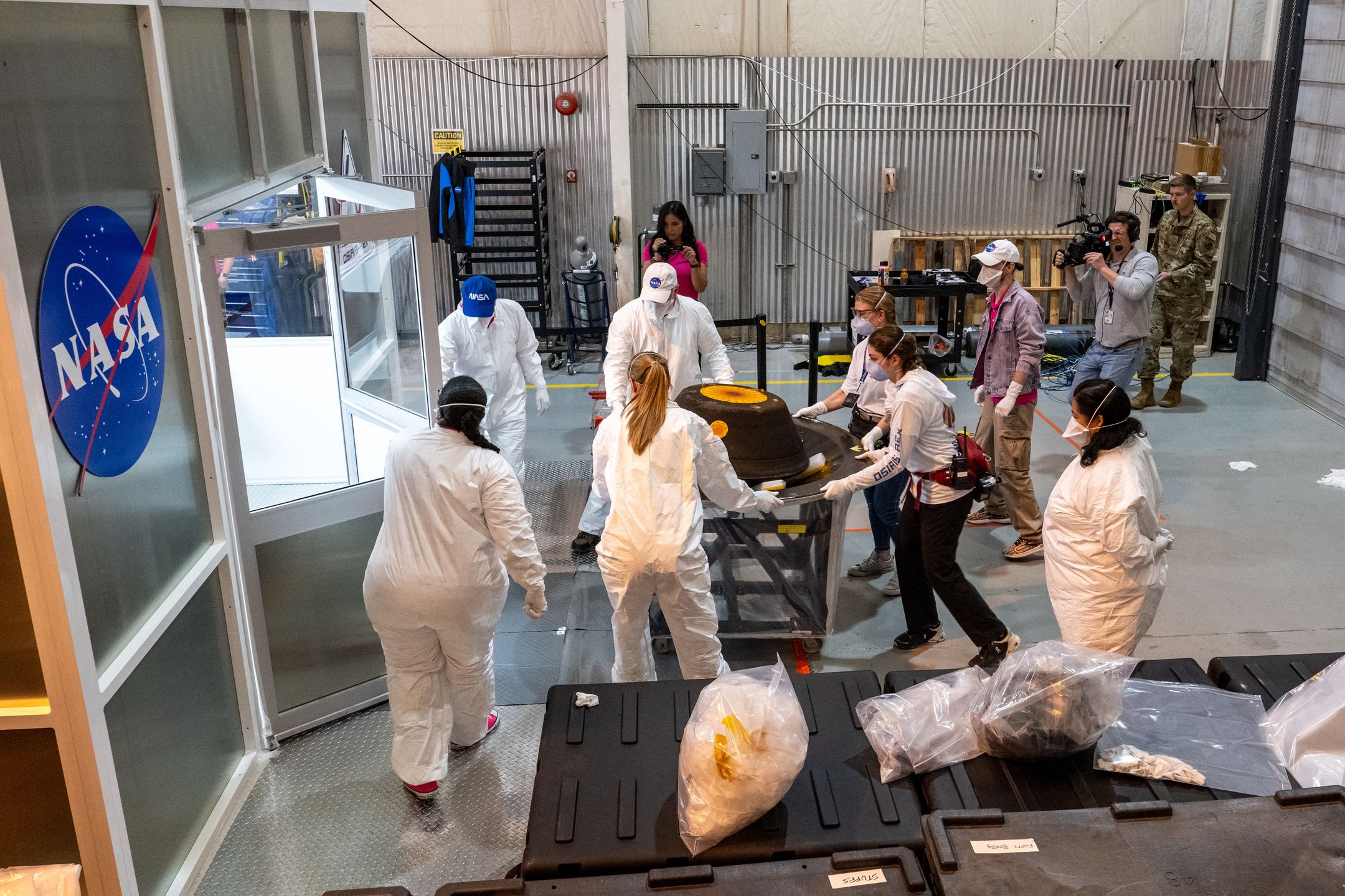 Otwarcie pokrywy powrotnej próbki asteroidy OSIRIS REx NASA