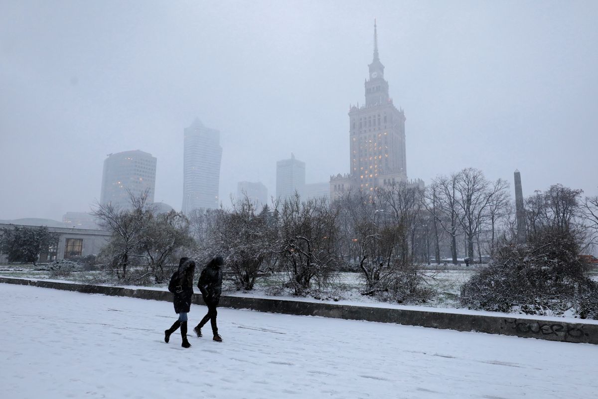 Warszawa. Spadł śnieg w stolicy