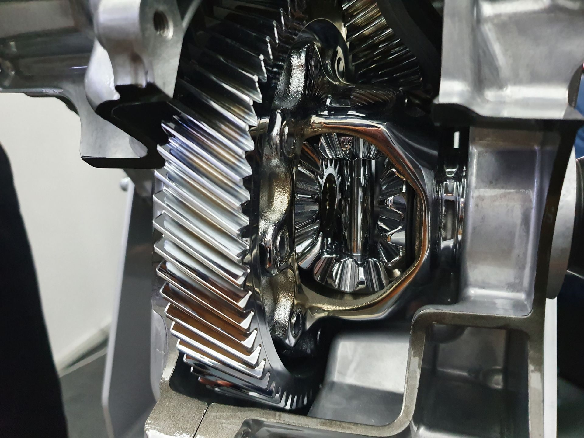 Klasyczny mechanizm różnicowy zawsze daje 50 proc. momentu na jedno i 50 proc. momentu na drugie koło, a poślizg któregokolwiek z nich niczego nie zmienia.