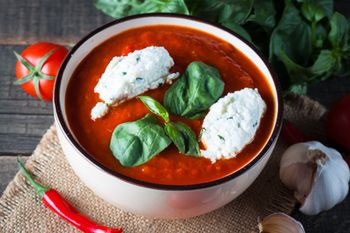 Zamiast na śniadanie, dodaję do zupy. Pomidorówka syci na dłużej