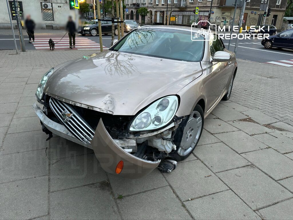 Fot. Miejski Reporter. Kierujący lexusem wjechał w latarnię