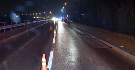 Robił pompki na jezdni. W końcu wpadł pod auto