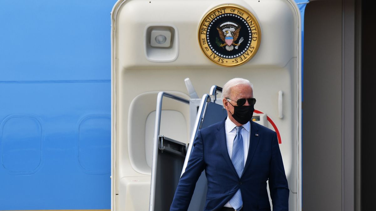 DENVER, CO - SEPTEMBER 14 : President Joe Biden arrives at Denver International Airport in Denver, Colorado on Tuesday, September 14, 2021. President Biden travels to Denver, Colorado to visit the National Renewable Energy Laboratory and deliver remarks underscoring how the investments in his Bipartisan Infrastructure Deal. (Photo by Hyoung Chang/MediaNews Group/The Denver Post via Getty Images)
