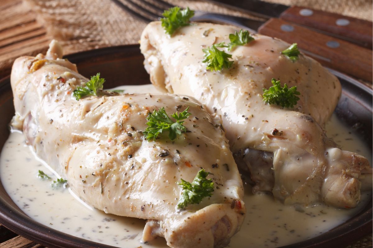 Składniki:królik	1 sztmasło 250 g	1 sztcebula	1 sztpor (biała część)	2 sztmarchewka	5 sztpietruszka	1 sztseler korzeniowy średniej wielkości	1 sztczosnek	2 ząbkiLiść laurowy suszony Prymat	1 sztSklep Prymatśmietana	200 mlsól	do smakuSklep Prymatpieprz	do smakuSklep Prymatsok z cytryny	do smakuRozmaryn suszony Prymat	do smakuSkomentuj przepisIlość lajków od zarejestrowanych i niezarejestrowanych w serwisie użytkownikówDodaj do ulubionychPrzepis i sposób przygotowania na: Królik duszony w śmietanieKrólika umyć i doprawić solą, pieprzem, tymiankiem i rozmarynem. Skropić cytryną i wstawić na noc do lodówki.Mięso obsmażyć na maśle. Przełożyć do naczynia żaroodpornego. Podlać ok. 0,5 litra wody.Cebulę obrać i pokroić w kostkę. Por oczyścić i pokroić. Cebulę i por zeszklić na maśle, dodać czosnek przeciśnięty przez praskę.Marchew, pietruszkę i seler obrać i zetrzeć na tarce. Dodać do cebuli i pora. Doprawić solą i pieprzem. Kilka minut dusić. Przełożyć do naczynia z królikiem. Dodać liść laurowy.dusić na małym ogniu często mieszając, żeby się nie przypaliło ok. 1.5 godziny Jak mięso jest już miękkie dodać śmietanę i całość jeszcze dusić przez chwilę.Pyszny królik w śmietanie
