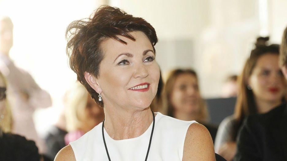 Jolanta Kwaśniewska już w 1998 roku zwracała na siebie uwagę swoim stylem. Jej ubiór i sposób prezentacji były przedmiotem podziwu. Szczegółowe omówienie jej stylu znajdziecie na kolejnych slajdach galerii.