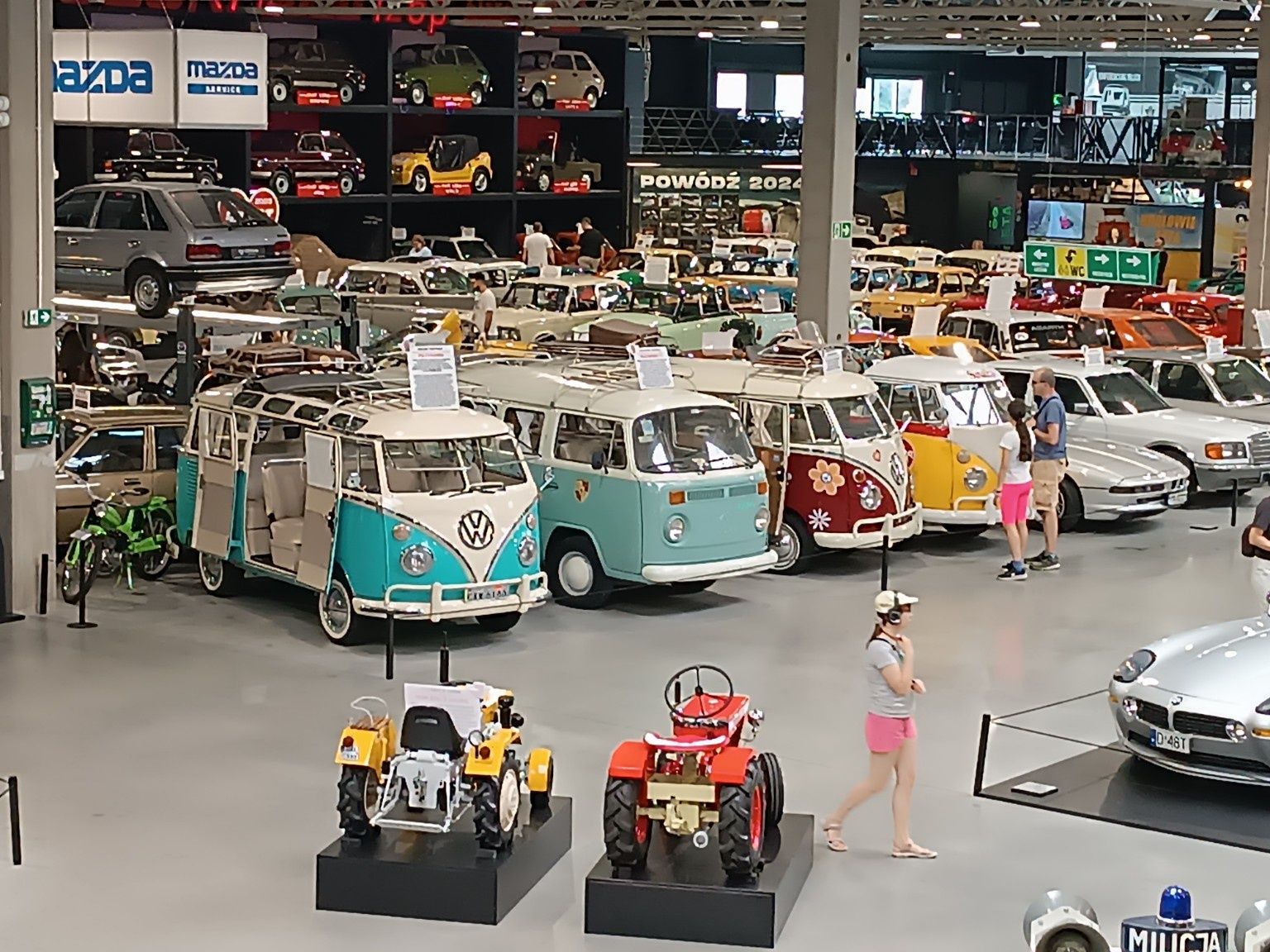 Klasyczne Volkswageny Transportery i inne pojazdy użytkowe w hali muzeum WENA