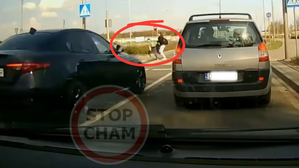 Czarne auto nie zatrzymało się przed przejściem. Matka z dzieckiem w porę zdążyli uciec  