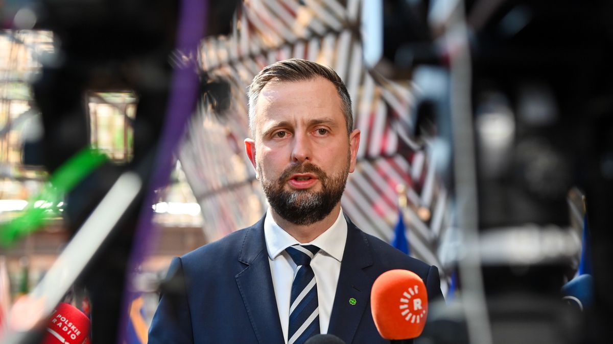 Bruksela, Belgia, 20.05.2025. Przewodnictwo Polski w Radzie UE. Wicepremier i minister obrony narodowej Władysław Kosiniak-Kamysz odpowiada na pytania dziennikarzy, po posiedzeniu Rady ds. Zagranicznych w formacie Ministrów Obrony (Foreign Affairs Council-Defence), 20 bm. w Brukseli. (mr) PAP/Kinga Majewska