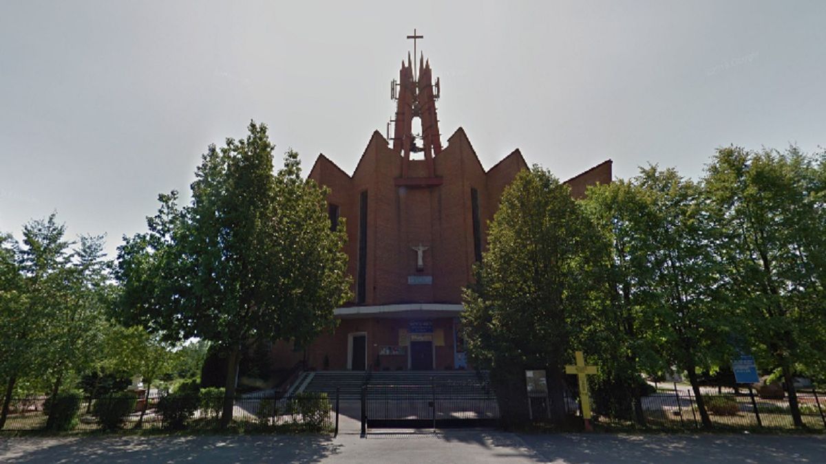 Za kościołem w Ostrowcu Świętokrzyskim odnaleziono zwłoki młodego mężczyzny. 