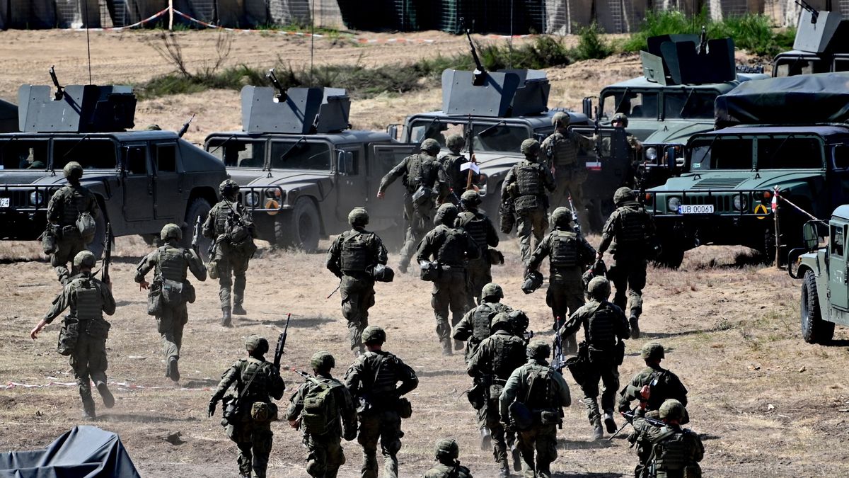 Drawsko Pomorskie, 22.06.2022. Samochody Humvee podczas międzynarodowego ćwiczenia Eagle Wings-22 na poligonie w Drawsku Pomorskim, 22 bm. Ćwiczenie EAWI-22 ma na celu sprawdzenie elementów Grupy Bojowej Unii Europejskiej V4, której trzon stanowią żołnierze 6 Brygady Powietrznodesantowej, w działaniach taktycznych. W ćwiczeniu bierze udział ok 1000 żołnierzy Wojska Polskiego i prawie 100 przedstawicieli innych państw. (jm) PAP/Marcin Bielecki