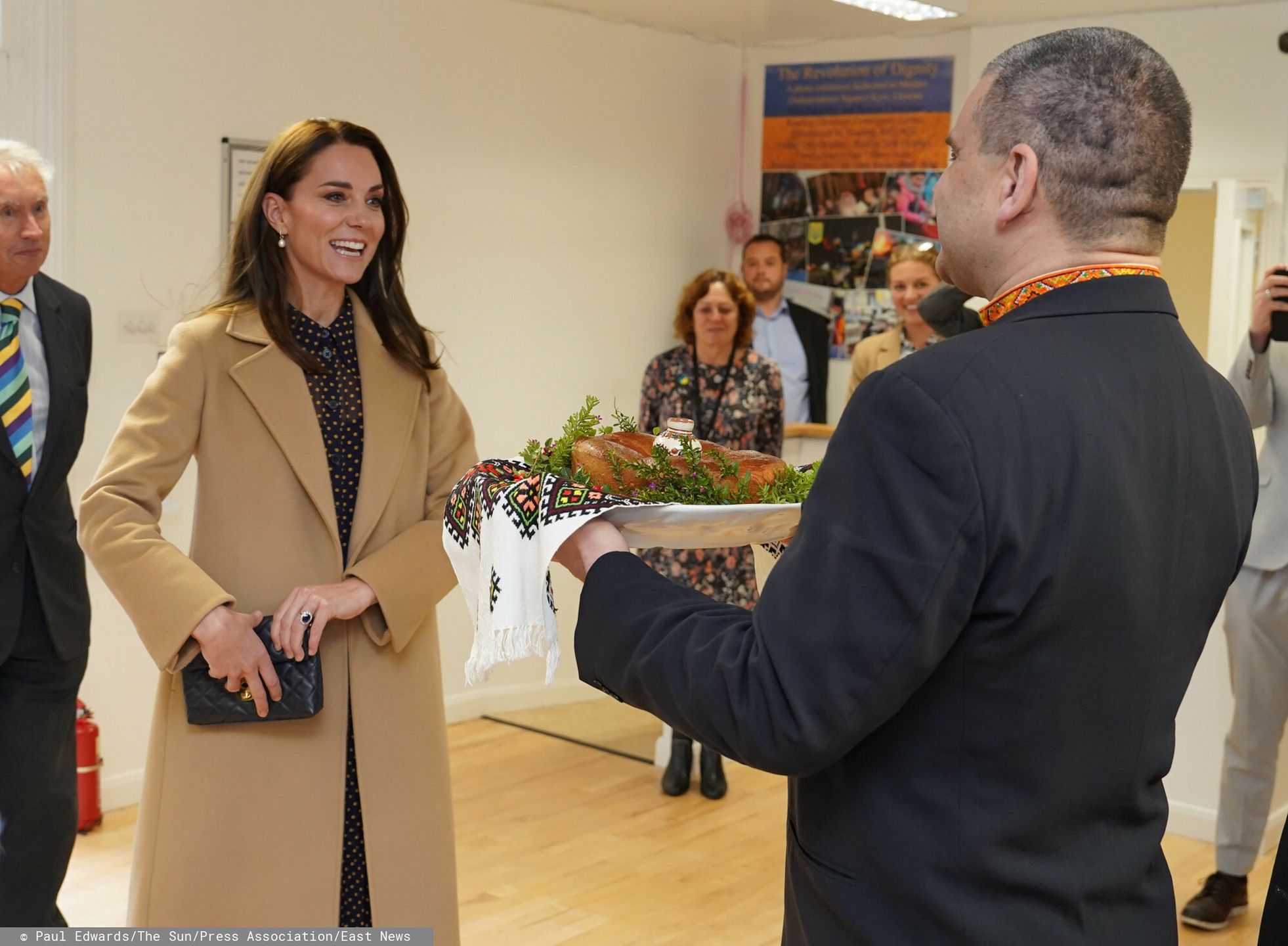 Gustowna Kate Middleton odwiedziła Centrum Społeczności Ukraińskiej. Powitano ją chlebem i solą