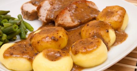 Wystarczą 2 łyżki na 1 kilogram ziemniaków. Kluski śląskie wychodzą miękkie jak chmurka