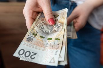 Kupuje tylko na promocjach. Mówi, ile można oszczędzić