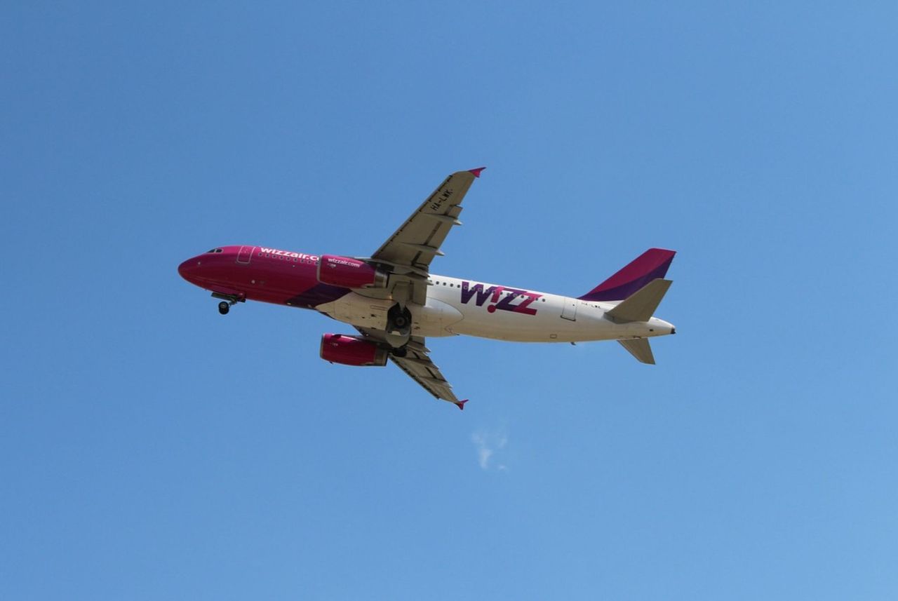 Lightning struck the plane. The aircraft made an emergency landing.