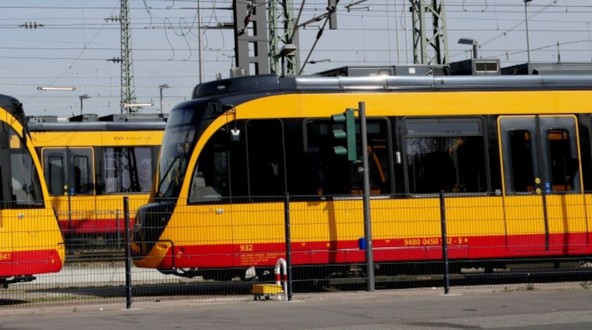 Utrudnienia na ul. Grabiszyńskiej we Wrocławiu. Samochód wjechał pod nadjeżdżający tramwaj