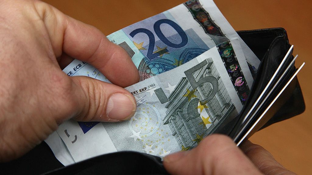 Many Germans Earn Less Today Than 20 Years Ago
BERLIN - JANUARY 06:  In this photo illustration 5 and 20 Euro notes are seen in a wallet on January 6, 2010 in Berlin, Germany. According to data compiled by Stern magazine from the Statista Institute in Hamburg, approximately half of people employed in the 100 most common professions earn less today than in 1990 once inflation for the period is taken into account.  (Photo Illustration by Sean Gallup/Getty Images)
Sean Gallup
Business, Einkommen, Finance, Social Issues, income, money, spending