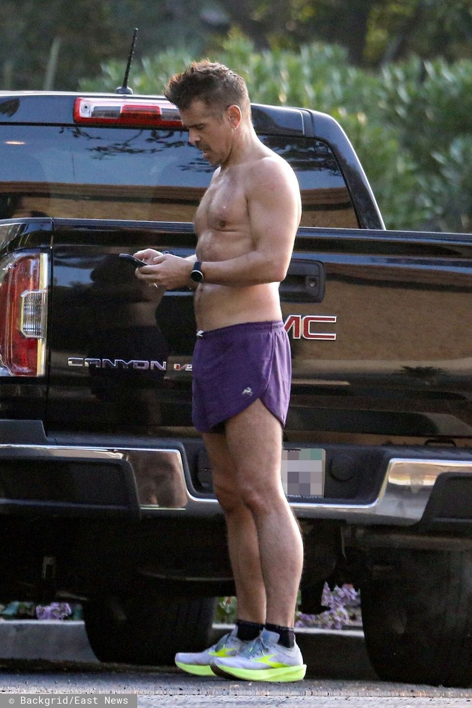 Colin Farrell trenuje bieganieBeverly Hills, CA  - *EXCLUSIVE*  - Colin Farrell goes shirtless with small purple running shorts as he works up a healthy sweat running laps around the track at Coldwater Canyon Park in Beverly Hills. The Irish actor appears to have taken a page from the Milo Ventimiglia  style book as he was seen in small shorts and a muscle shirt that he later took off as he built up a sweat.    Pictured: Colin Farrell    BACKGRID USA 6 DECEMBER 2021     BYLINE MUST READ: SPOT / BACKGRID    USA: +1 310 798 9111 / usasales@backgrid.com    UK: +44 208 344 2007 / uksales@backgrid.com    *UK Clients - Pictures Containing Children  Please Pixelate Face Prior To Publication*SPOT