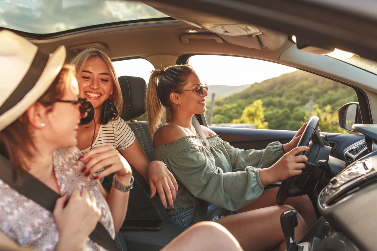 Wynajmując auto na wakacjach również można paść ofiarą oszustów 