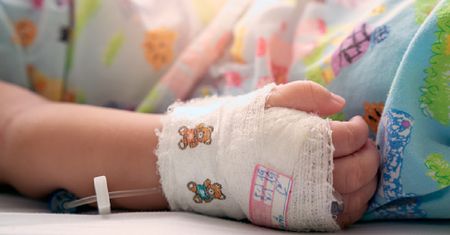 Ojciec rzucił 3,5-latkiem o ścianę. Dziecko nie żyje