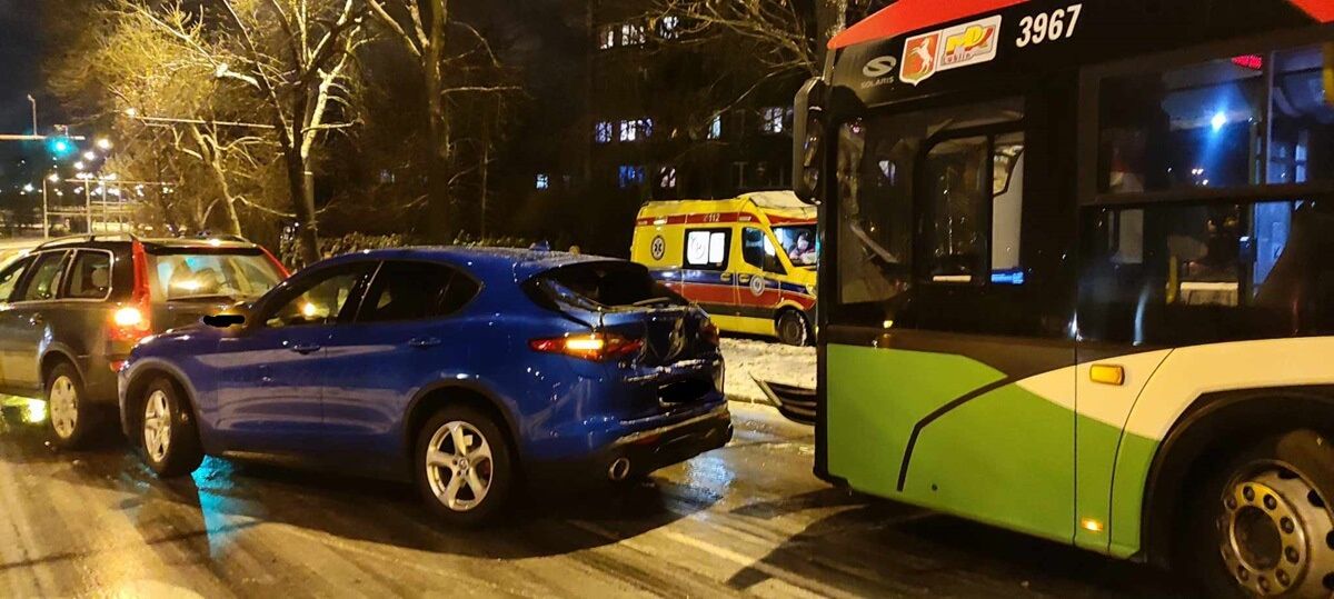 Zderzenie pięciu pojazdów, w tym autobusu i karetki, na al. Andersa
