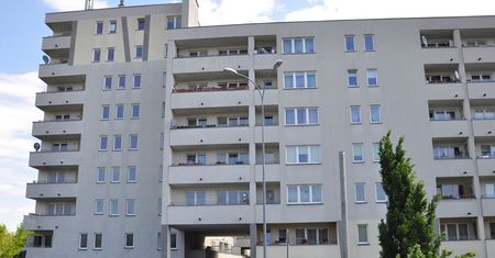 Kamera filmowała wejście do mieszkania. Przy montażu monitoringu trzeba uważać