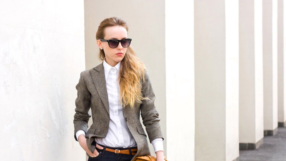 Elementy sportowe i oryginalne dodatki przenikają do eleganckich stylizacji