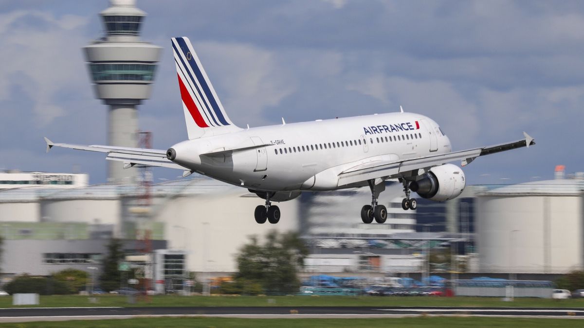 arch32
Air France Airbus A319-100 with registration F-GRHE landing at Amsterdam Schiphol International Airport in The Netherlands. The aircraft is flying since May 1999, it is equipped with 2 CFM56-5 engines and has a seat configuration of 142 economy class. Air France connects Amsterdam to Clermont - Ferrand, Nantes, Paris ? Charles de Gaulle, Rennes, Strasbourg and seasonal to Marseille. Air France has a fleet of 212 aircrafts, 35 of them are Airbus A319.  (Photo by Nicolas Economou/NurPhoto)
Nicolas Economou