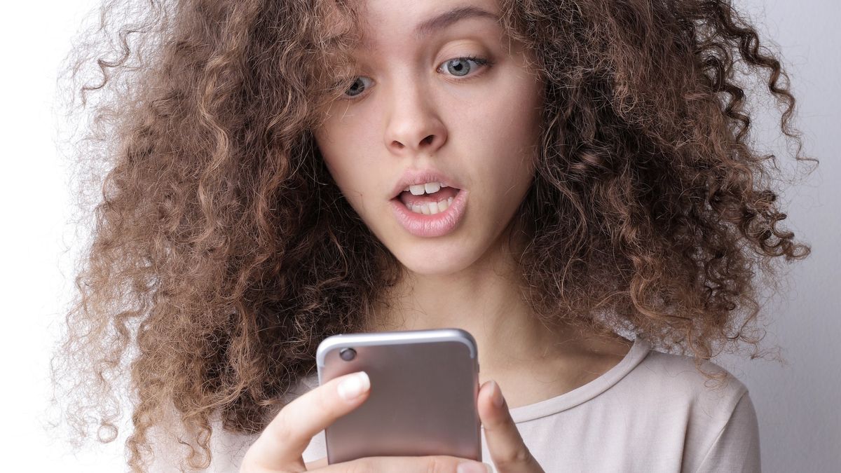 Dziewczyna ze smartfonem