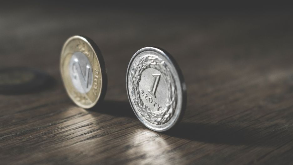 Bezwarunkowy dochód podstawowy. Program zakłada wypłatę 1300 zł dla każdego obywatela. 