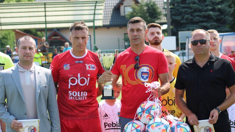 OKS Opatów przed sezonem odebrał puchar za awans do Keeza Klasy Okręgowej