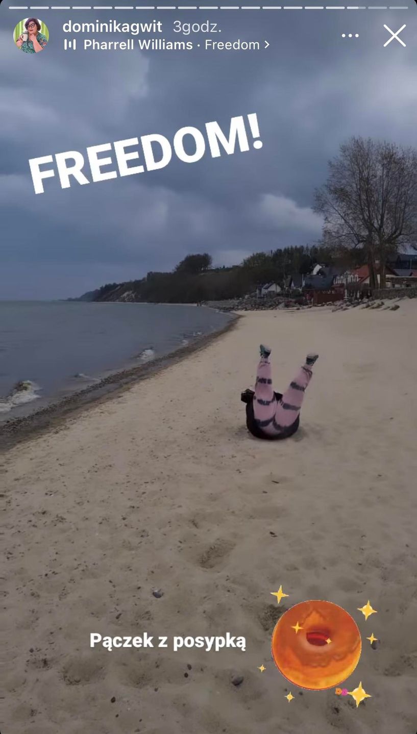 Dominika Gwit wygłupia się na plaży 