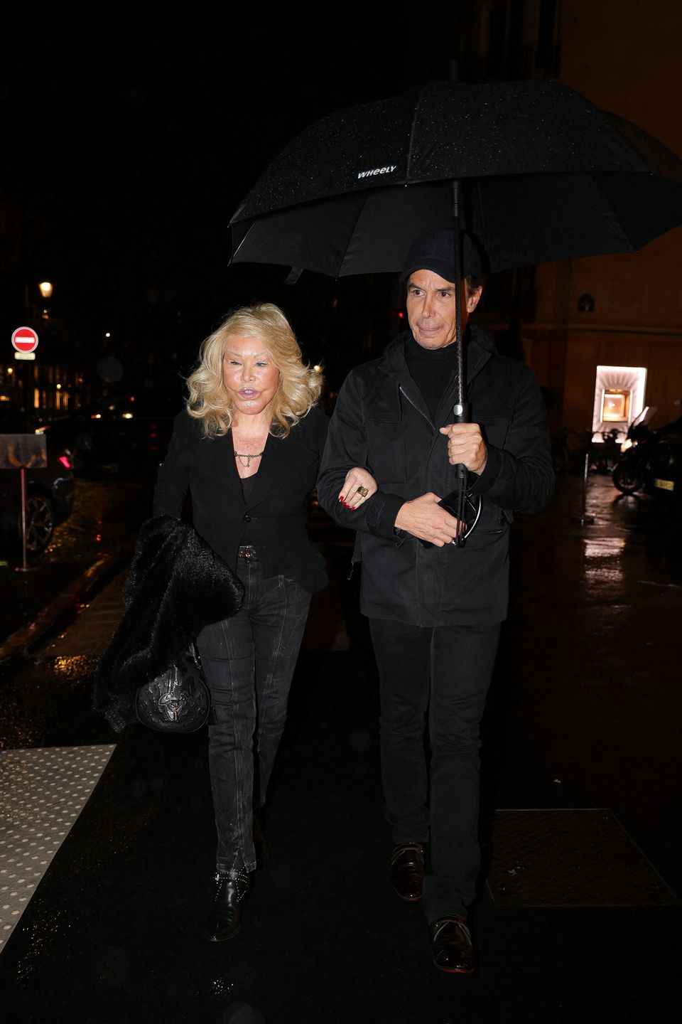 "Kobieta Kot" imprezuje w Paryżu z narzeczonym